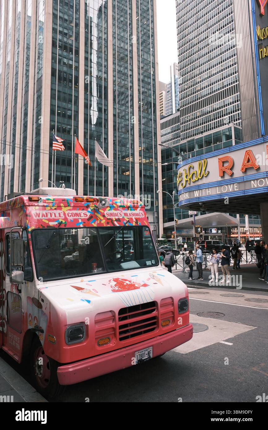 Pink Truck Food in Manhattan - New-York City, Juni 2025 Stockfoto