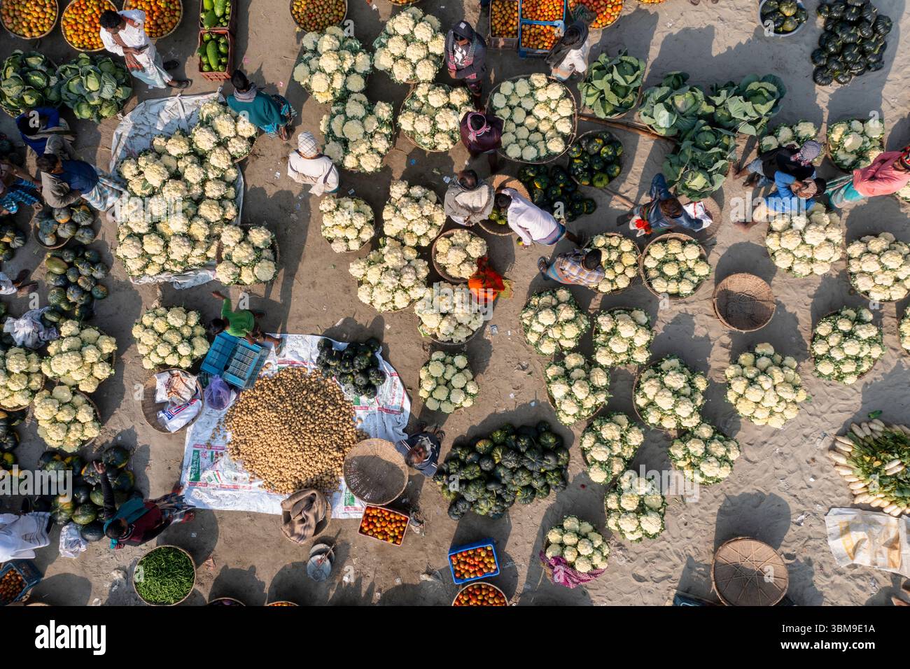Ein Blick aus der Vogelperspektive auf den Baishmouja Basar am Ufer des Meghna Flusses in Nabinagar, Brahmanbaria. Im Winter versammeln sich die Bauern, um ein lebhaftes A zu verkaufen Stockfoto