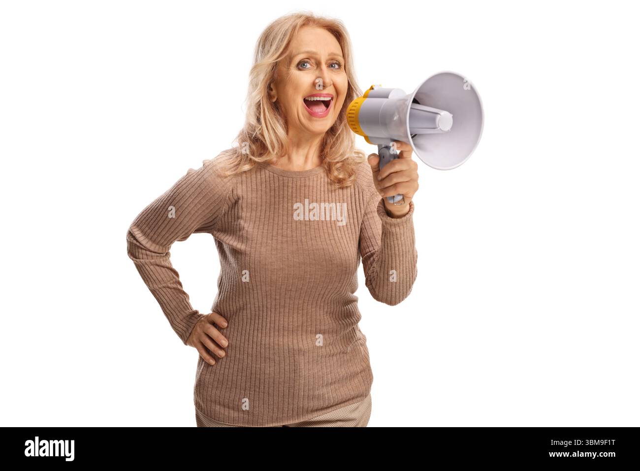 Frau mittleren Alters, die mit einem Megaphon auf weißem Hintergrund spricht Stockfoto