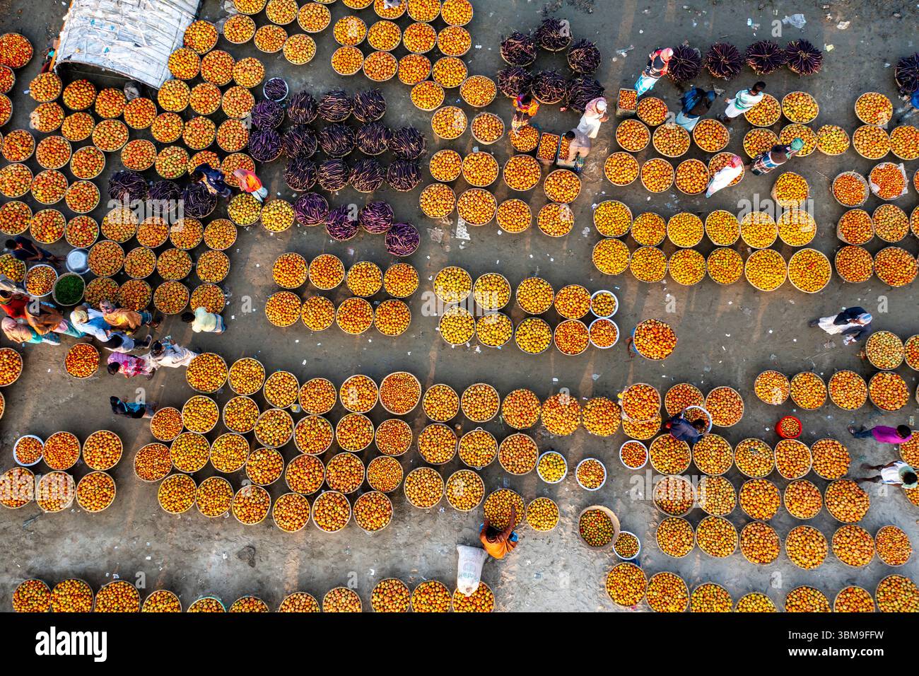 Ein Blick aus der Vogelperspektive auf den Baishmouja Basar am Ufer des Meghna Flusses in Nabinagar, Brahmanbaria. Im Winter versammeln sich die Bauern, um ein lebhaftes A zu verkaufen Stockfoto
