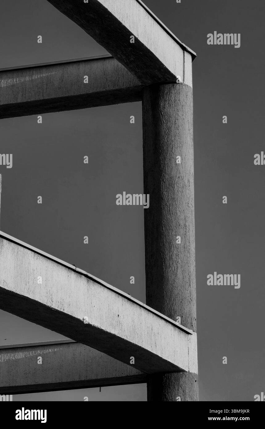 Backsteinmauern, umrahmt von Sunset Sky. Einfarbige Farbtöne. Stockfoto