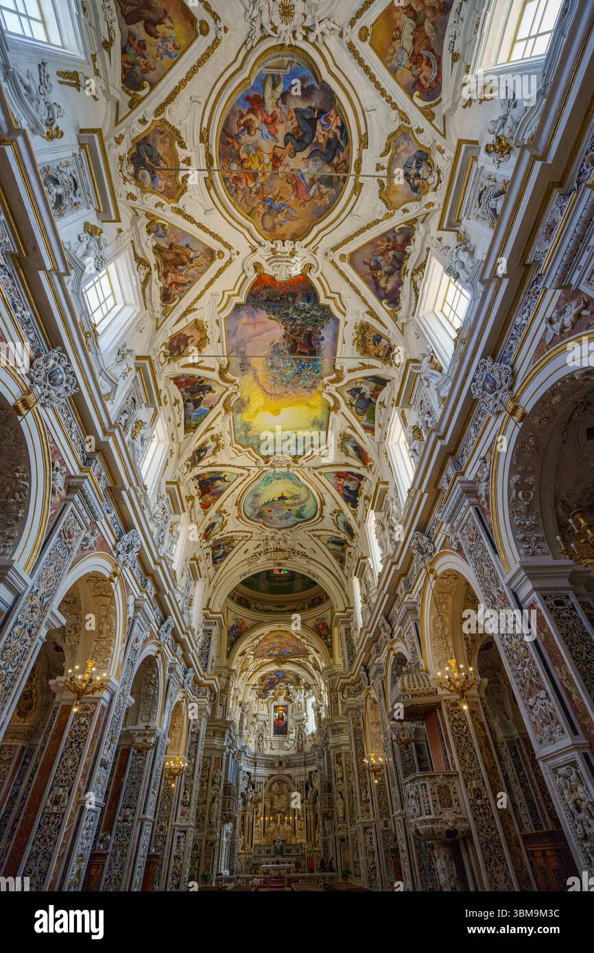 Ein beeindruckender Blick auf die verzierte Decke in der Kirche der Gesu (Casa Professa) in Palermo, Sizilien, mit lebendigen Fresken, die von ela eingerahmt werden Stockfoto