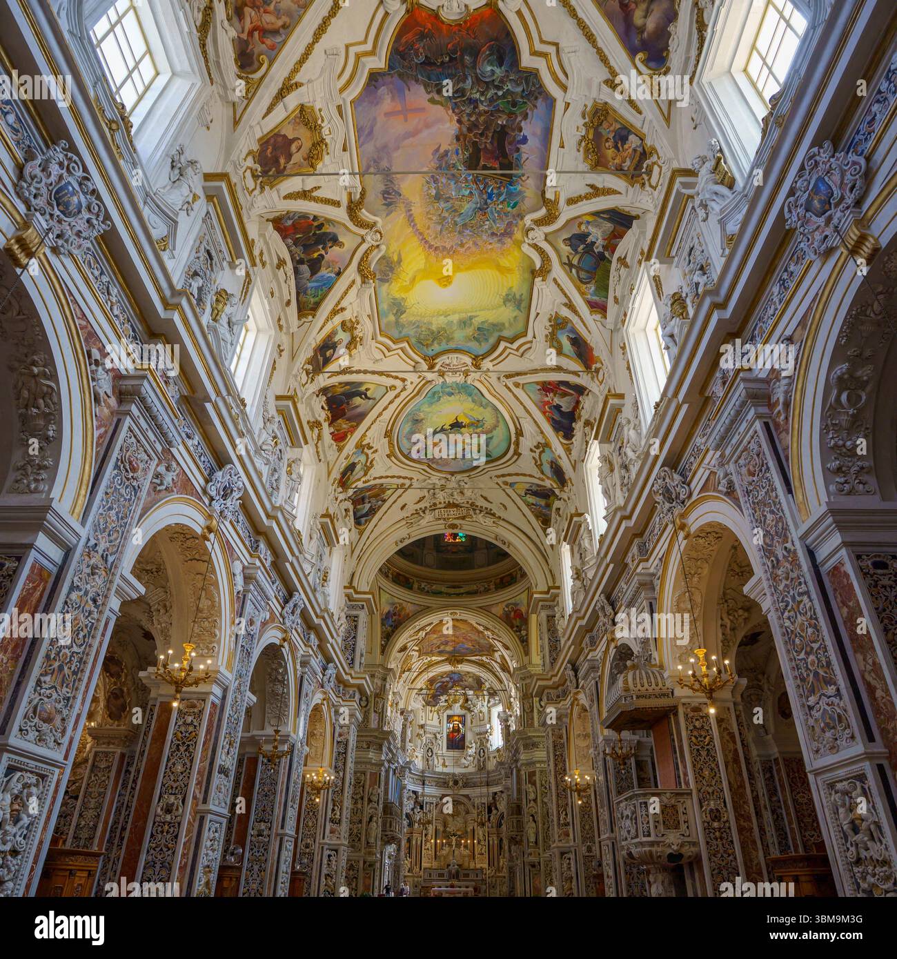 Ein beeindruckender Blick auf die verzierte Decke in der Kirche der Gesu (Casa Professa) in Palermo, Sizilien, mit lebendigen Fresken, die von ela eingerahmt werden Stockfoto