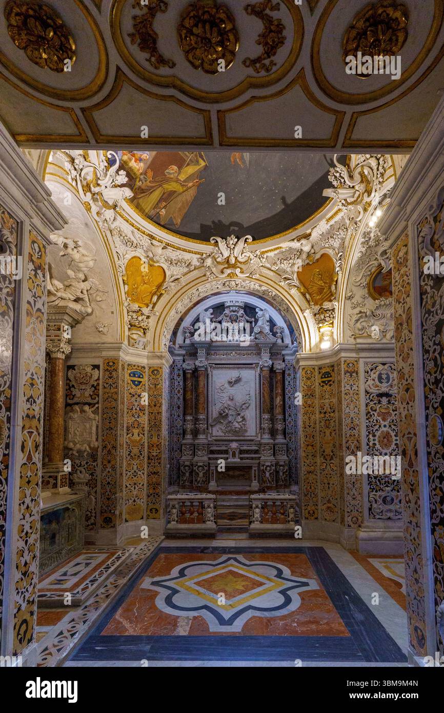 Eine verzierte Kapelle in der Kirche des Gesù (Casa Professa) in Palermo, Sizilien, mit exquisiten Marmoreinlagen, einem reich geschnitzten Altar und einem Ceil Stockfoto