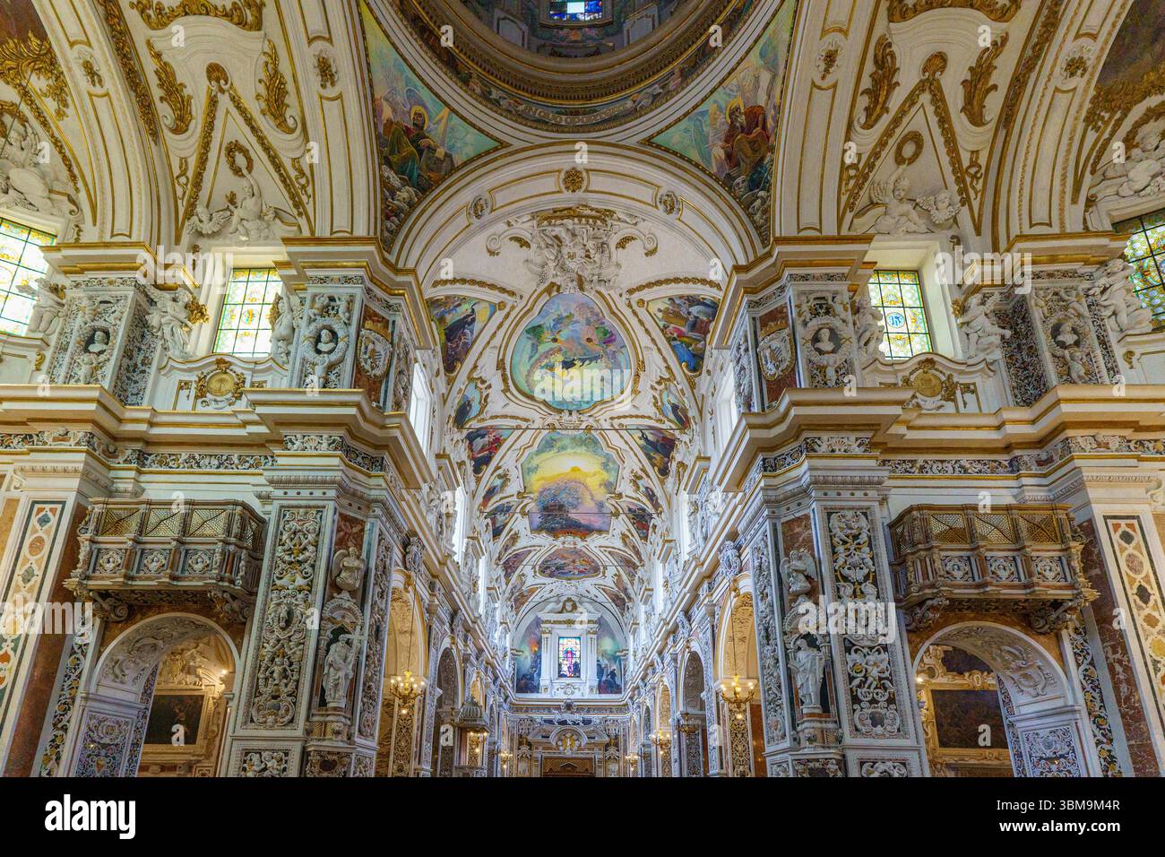 Ein atemberaubender Blick auf das reich geschmückte Innere der Kirche Gesù (Casa Professa) in Palermo, Sizilien, mit dem ihr barocker Glanz zum Ausdruck kommt Stockfoto