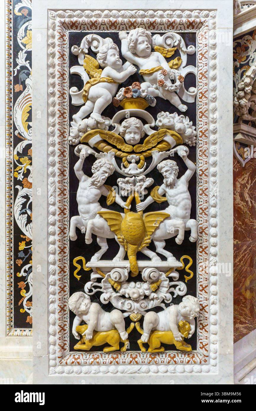 Eine aufwendige Relieftafel aus der Gesu-Kirche (Casa Professa) in Palermo, Sizilien, mit einer reichen Komposition von Cherubs, einer zentriorähnlichen Figur Stockfoto