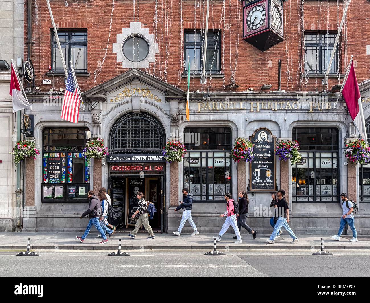 Parnell Heritage Pub, Gebäudefassade mit Menschen, die auf der Straße in Dublin, Irland, vorbeilaufen. Tageszene mit einem beliebten Pub in der Stadt. Stockfoto