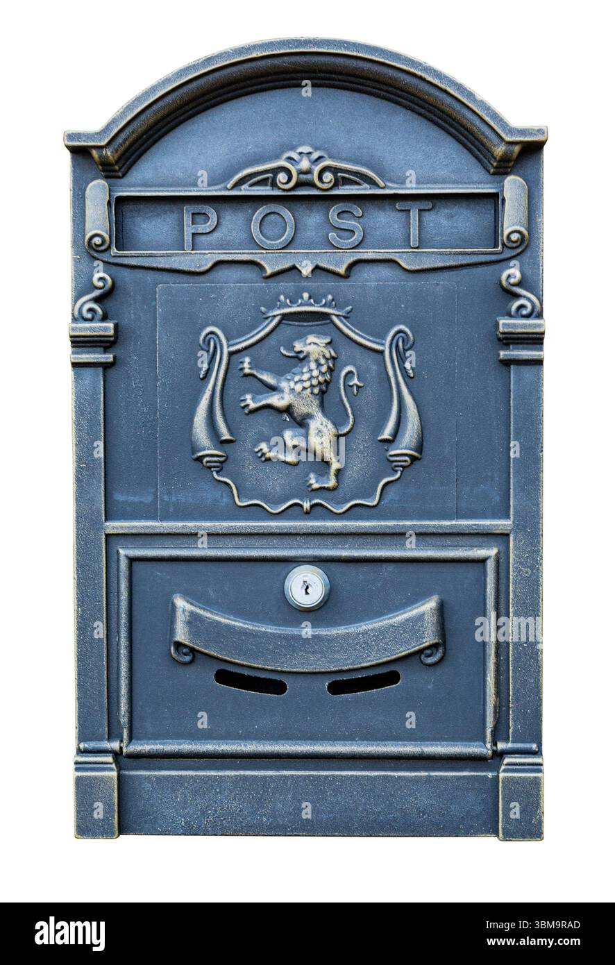 Altmodischer Briefkasten mit einem Wappenwappen-Löwen-Emblem, der ein Gefühl von Nostalgie und traditioneller Kommunikation weckt Stockfoto