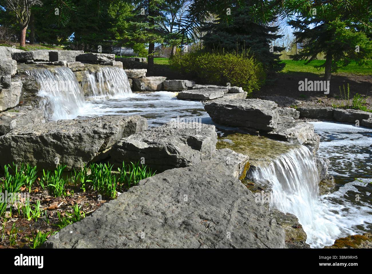Fließendes Wasser - Wasserfall im öffentlichen Park Stockfoto