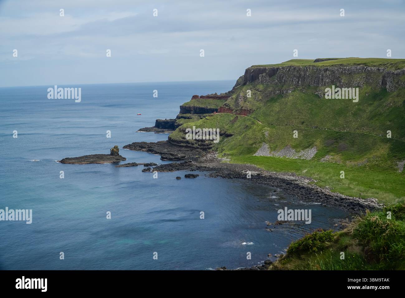 Causeway Küstenlandschaft mit zerklüfteten Klippen, Meer und dramatischer Naturlandschaft in Nordirland, Großbritannien. Teil des berühmten Giant's Causeway. Stockfoto