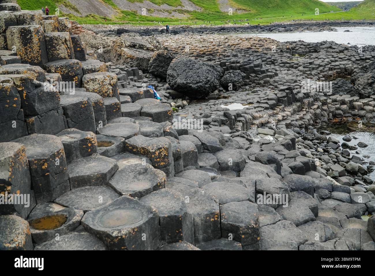 Der Giant's Causeway in Irland verfügt über ineinander greifende sechseckige Basaltsäulen, die durch antike vulkanische Aktivität gebildet wurden. Eine einzigartige Naturlandschaft. Stockfoto