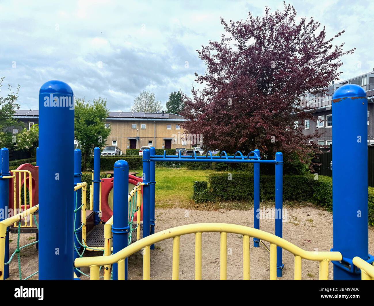 Moderner und farbenfroher Spielplatz in Wohngegend. Kopenhagen, Dänemark - 25. Juni 2025 Stockfoto