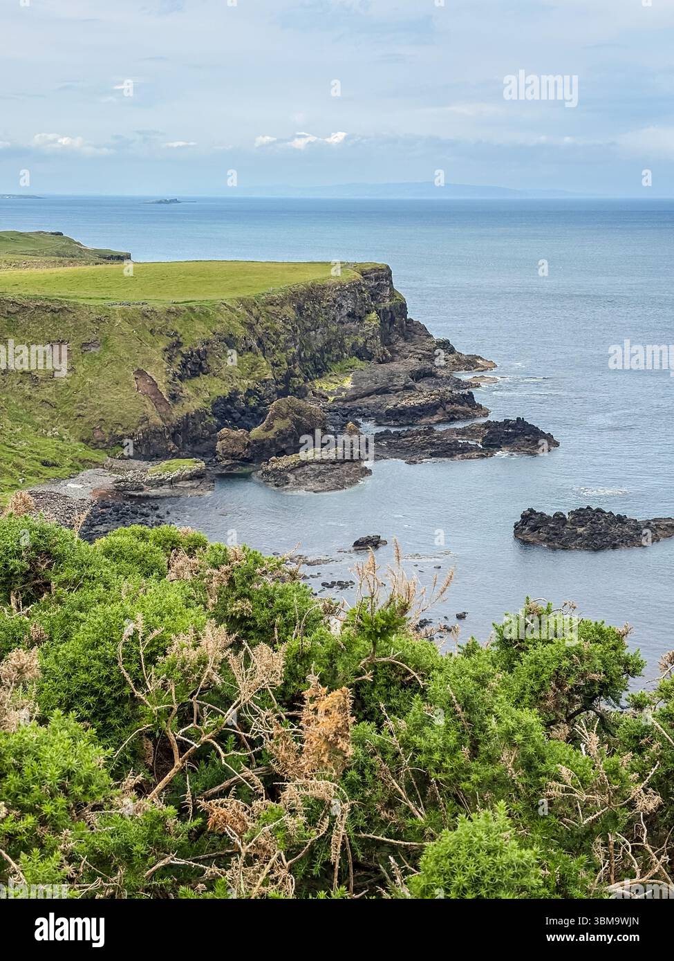 Causeway Küstenlandschaft in Nordirland mit dramatischen Klippen, felsigem Ufer und Meer. Raue natürliche Schönheit. Stockfoto