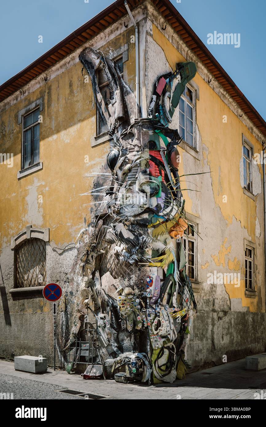 Recycling trifft Streetart: Die monumentale Skulptur Half Rabbit des portugiesischen Künstlers Bordalo II in Vila Nova de Gaia ist aus Müll gefertigt Stockfoto