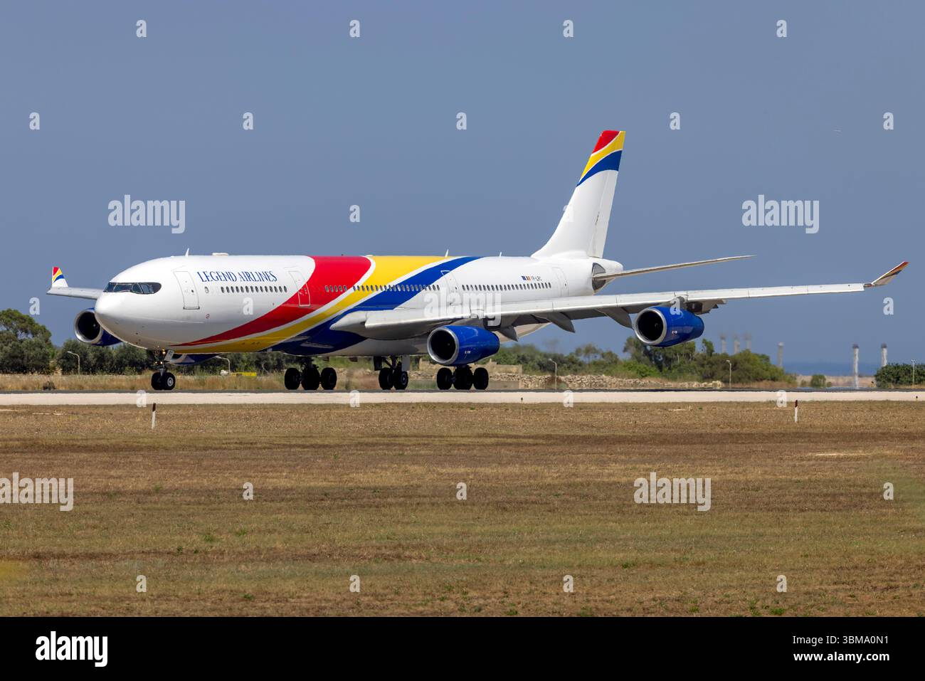 Legend Airlines Airbus A340-313 (REG: YR-LRC) flog während des Fluges AH4063 von Dubai nach Algier aufgrund eines medizinischen Notfalls nach Malta. Stockfoto