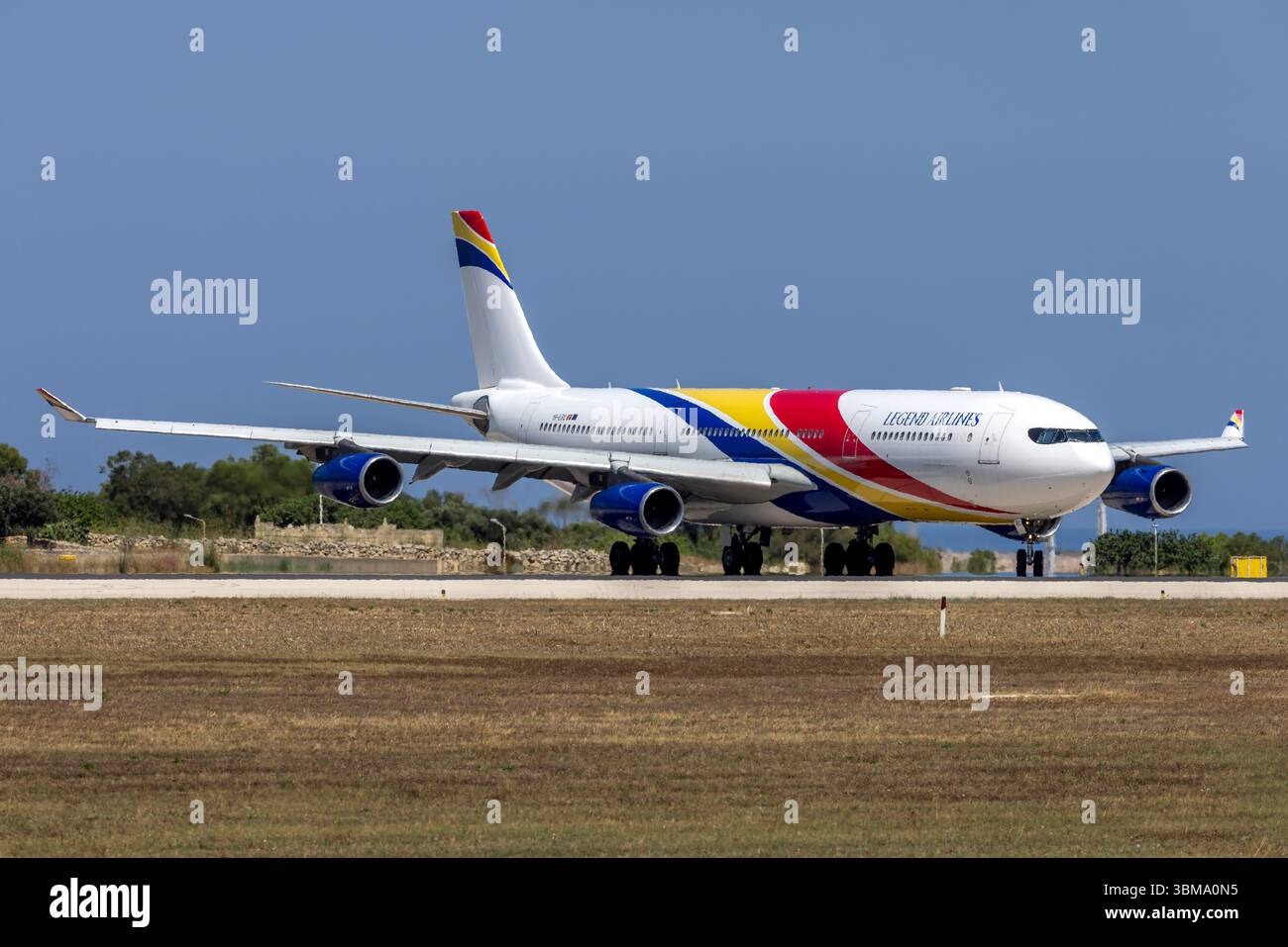 Legend Airlines Airbus A340-313 (REG: YR-LRC) flog während des Fluges AH4063 von Dubai nach Algier aufgrund eines medizinischen Notfalls nach Malta. Stockfoto
