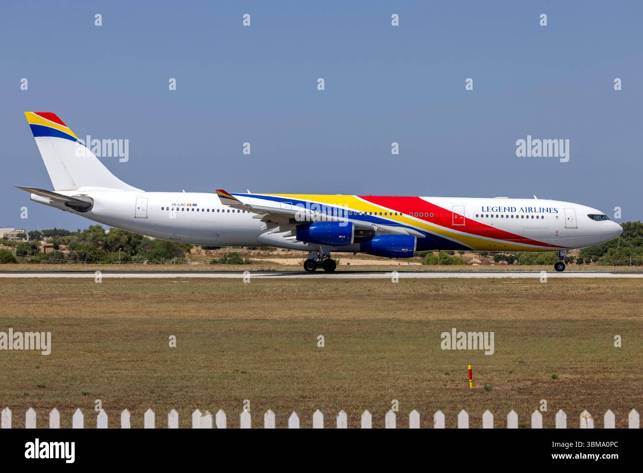 Legend Airlines Airbus A340-313 (REG: YR-LRC) flog während des Fluges AH4063 von Dubai nach Algier aufgrund eines medizinischen Notfalls nach Malta. Stockfoto