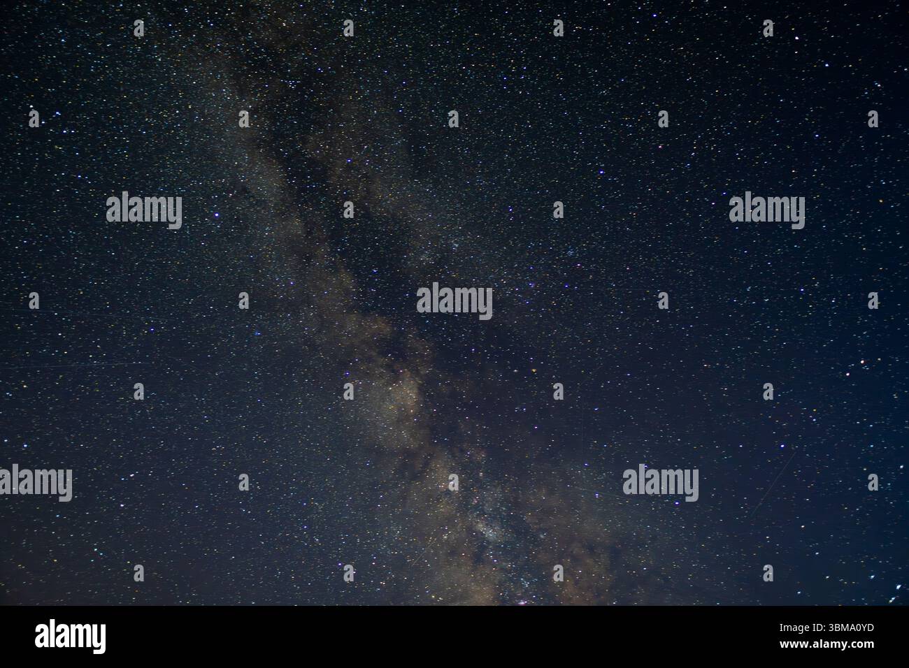 Ein atemberaubender Blick auf die Milchstraße-Galaxie, die in einer klaren Nacht aufgenommen wurde und die dichten Sternfelder, den kosmischen Staub und die Struktur unseres Universums enthüllt Stockfoto