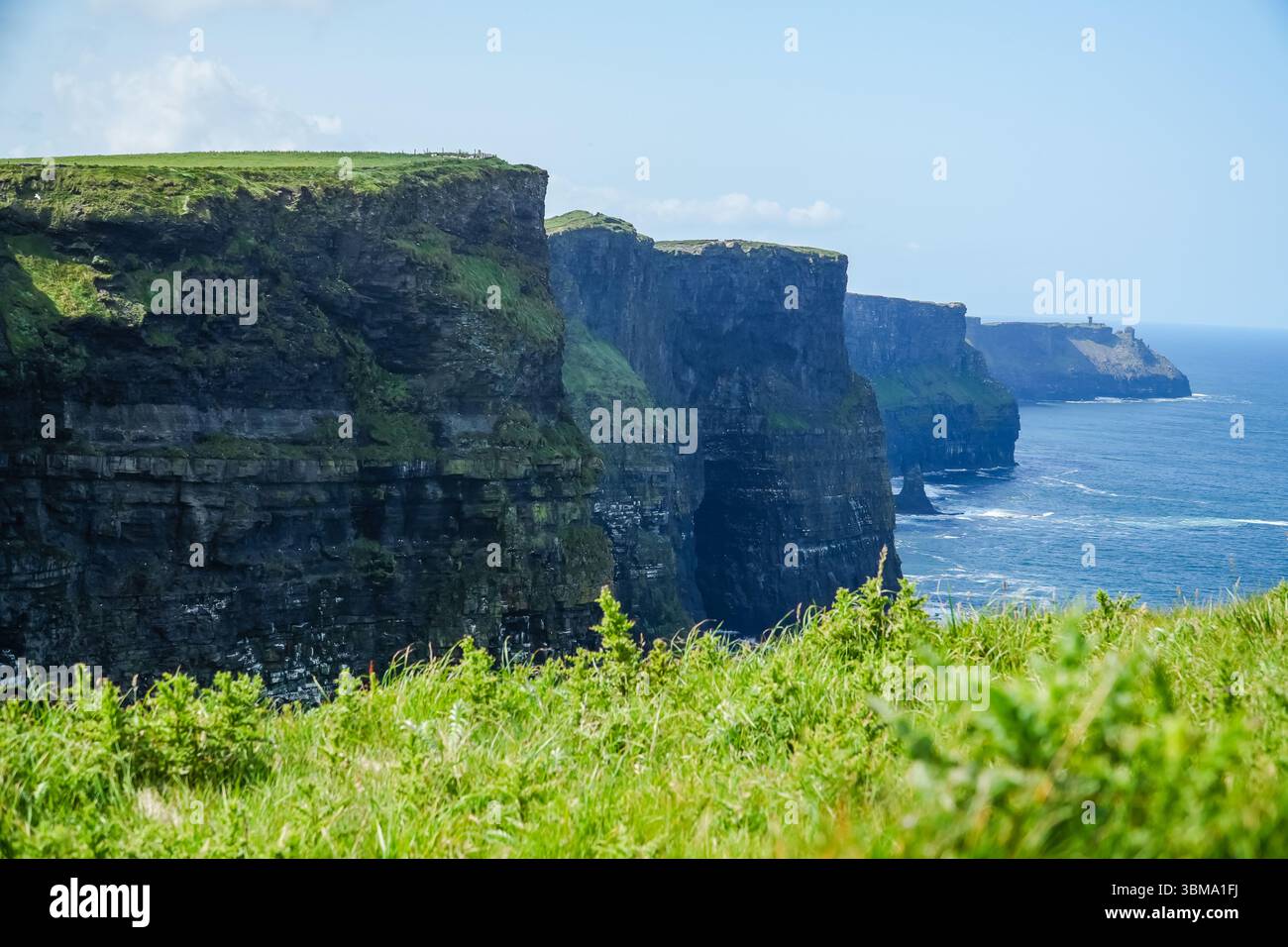 Cliffs of Moher. Dramatische Küstenklippen entlang der zerklüfteten Atlantikküste Irlands, ein beeindruckendes Naturdenkmal. Stockfoto