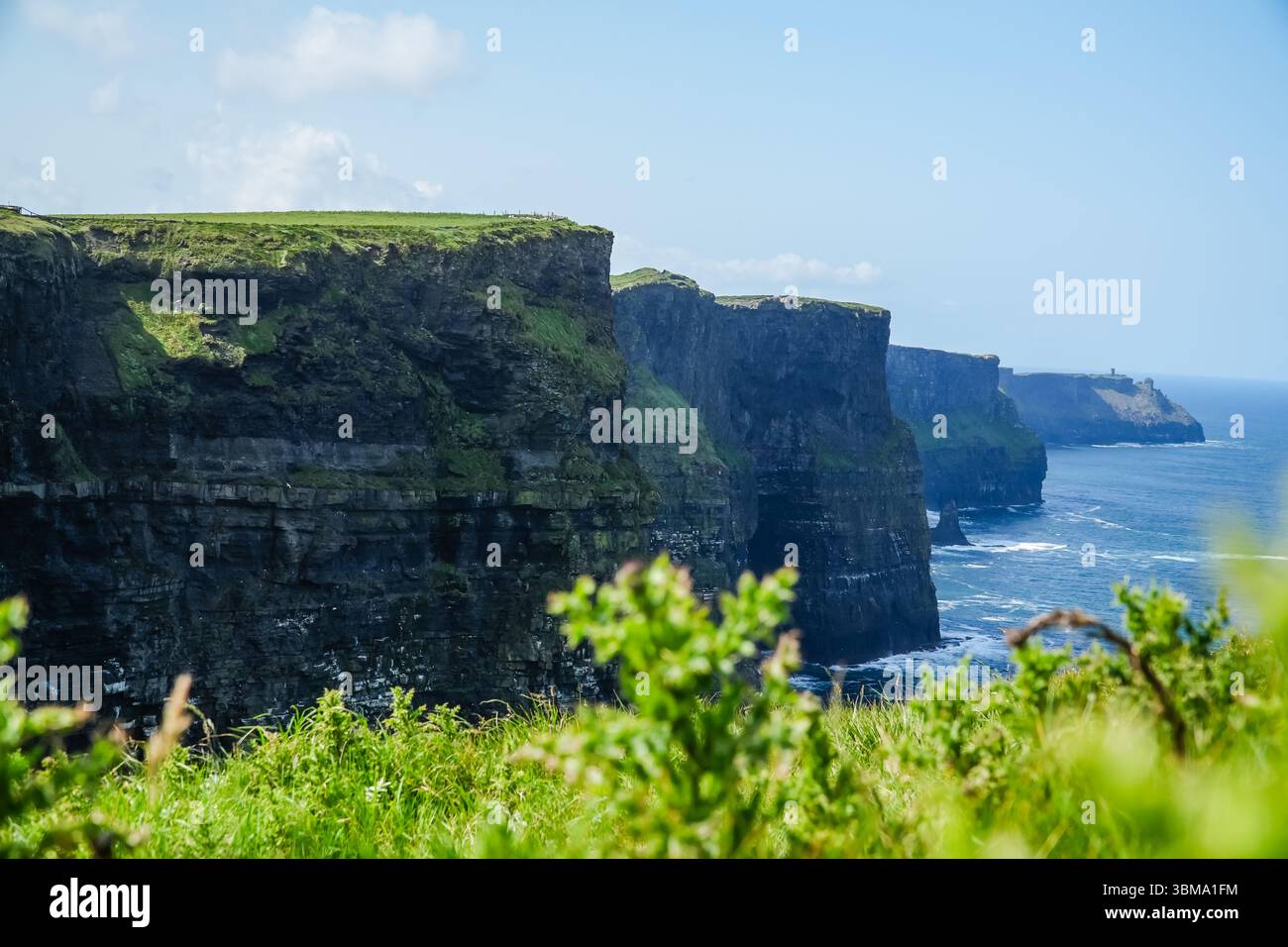 Cliffs of Moher. Dramatische Küstenklippen treffen auf den Atlantischen Ozean im County Clare, Irland, und bieten eine zerklüftete, beeindruckende Naturlandschaft. Stockfoto