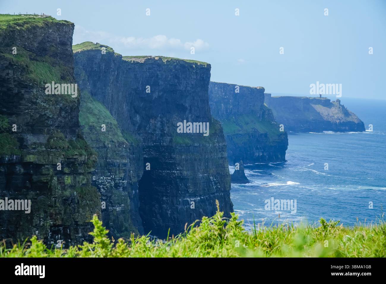 Cliffs of Moher, Irland. Dramatische zerklüftete Küstenklippen treffen auf den Atlantik, berühmtes Naturdenkmal und Touristenziel. Stockfoto