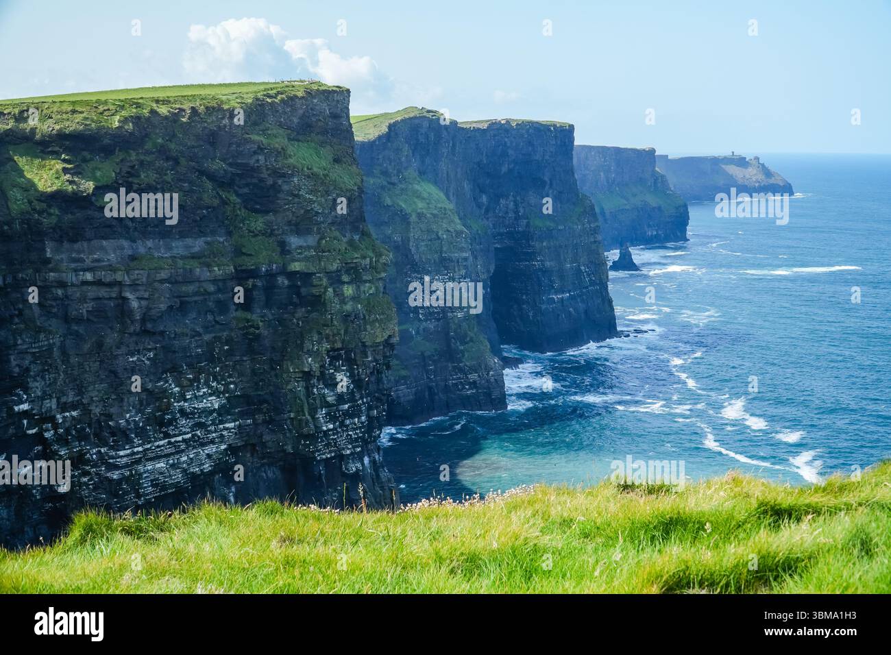 Cliffs of Moher. Dramatische Küstenklippen erheben sich steil aus dem Atlantik und bieten eine beeindruckende Naturlandschaft in Irland. Stockfoto