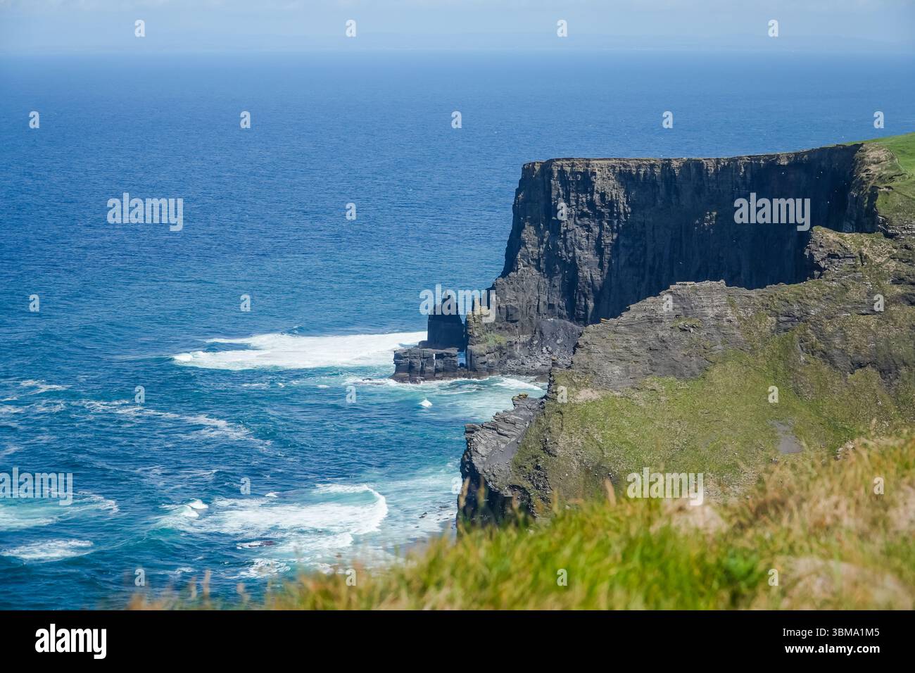 Cliffs of moher, Irland. Blick auf die steilen Küstenklippen mit Meer, Wellen, Seestapel und Meeresstumpf. Irische Landschaft und natürliche Schönheit. Stockfoto