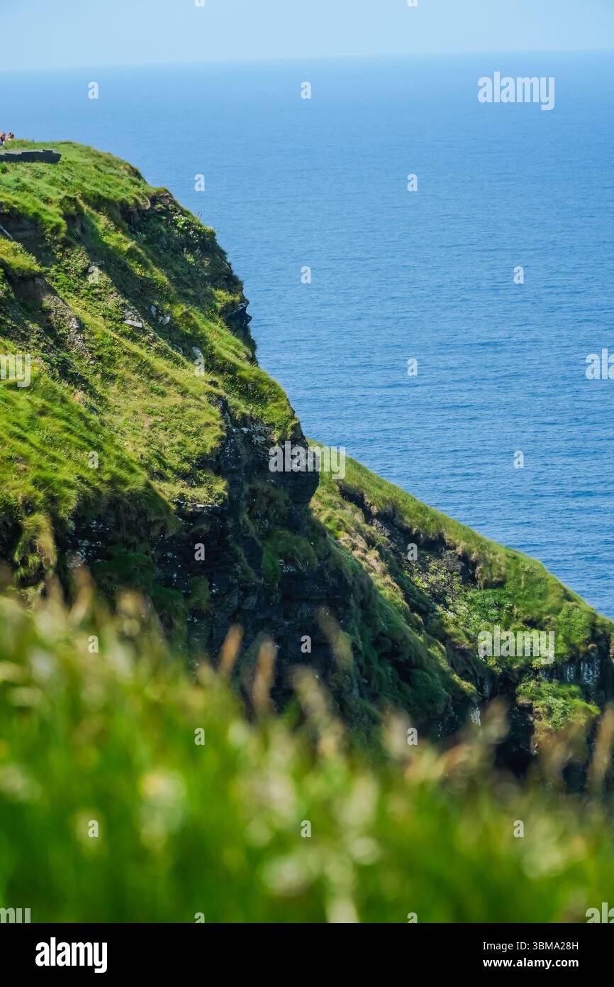 Cliffs of Moher ist ein natürliches Wahrzeichen in Irland und bietet einen dramatischen Blick auf die Küste des Atlantischen Ozeans. Stockfoto