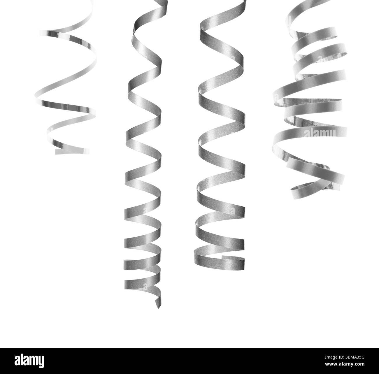 Silberne Serpentinen-Streamer auf weißem Hintergrund. Partydekor Stockfoto