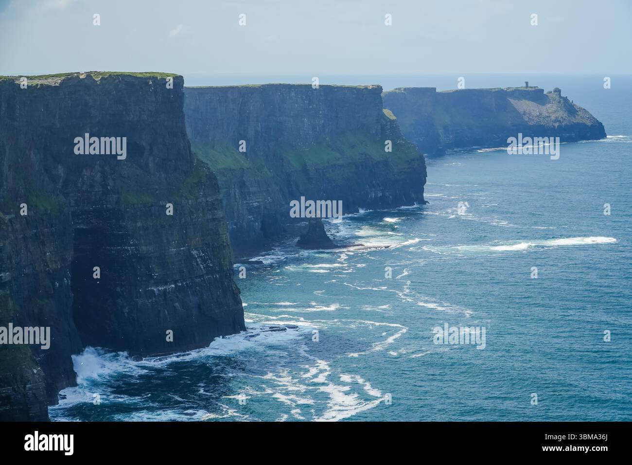 Cliffs of Moher. Dramatische Küstenklippen am Atlantischen Ozean in Irland. Berühmtes Naturdenkmal und Touristenziel. Stockfoto