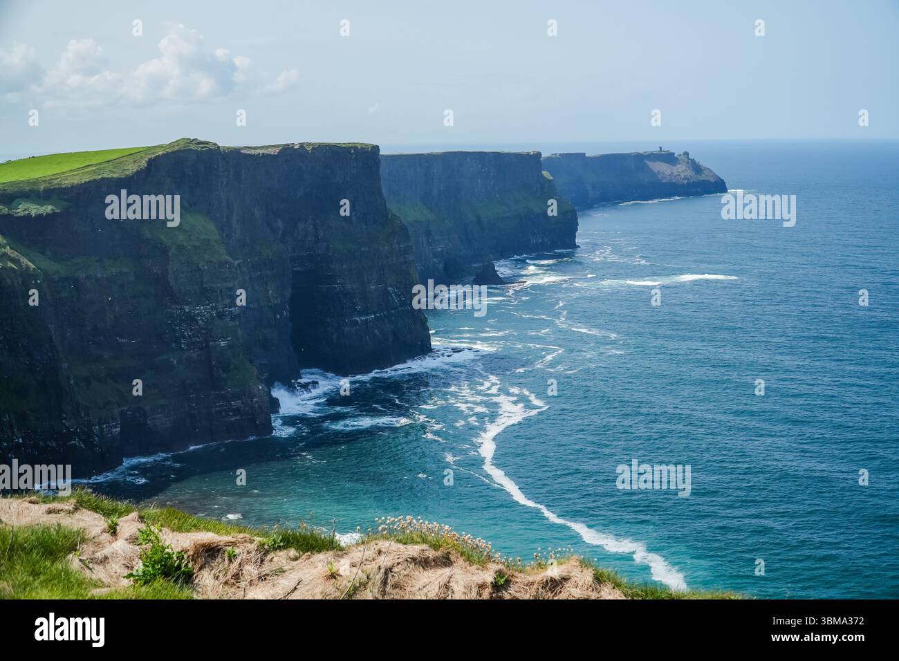 Cliffs of Moher. Zerklüftete Küstenklippen treffen auf den riesigen Atlantik, ein dramatisches Naturdenkmal in Irland. Stockfoto
