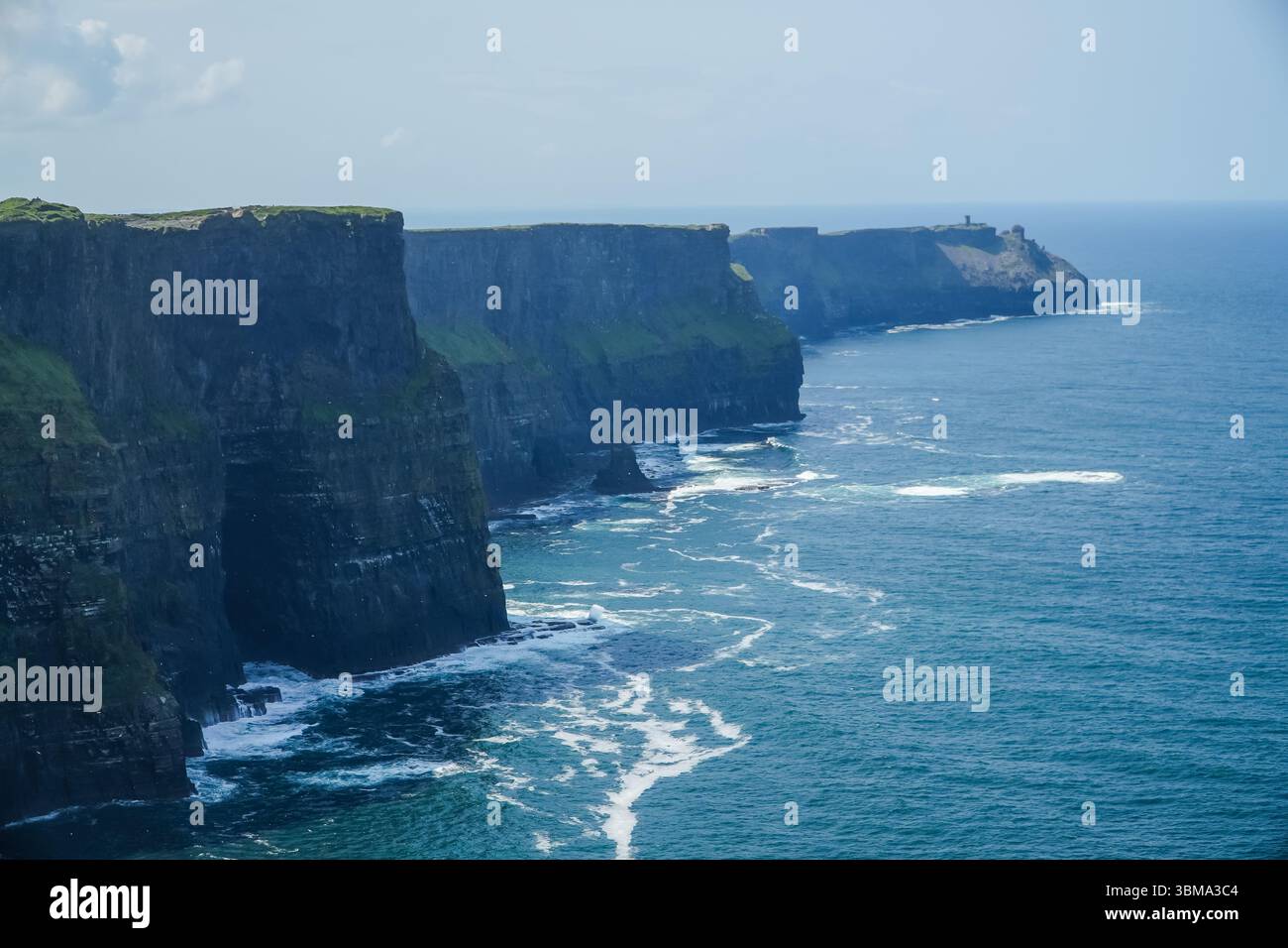Cliffs of Moher, Irland. Dramatische Ausblicke entlang einer zerklüfteten Küstenklippe, die auf das riesige Meer trifft. Ein berühmtes Naturdenkmal für Reisen und Tourismus. Stockfoto