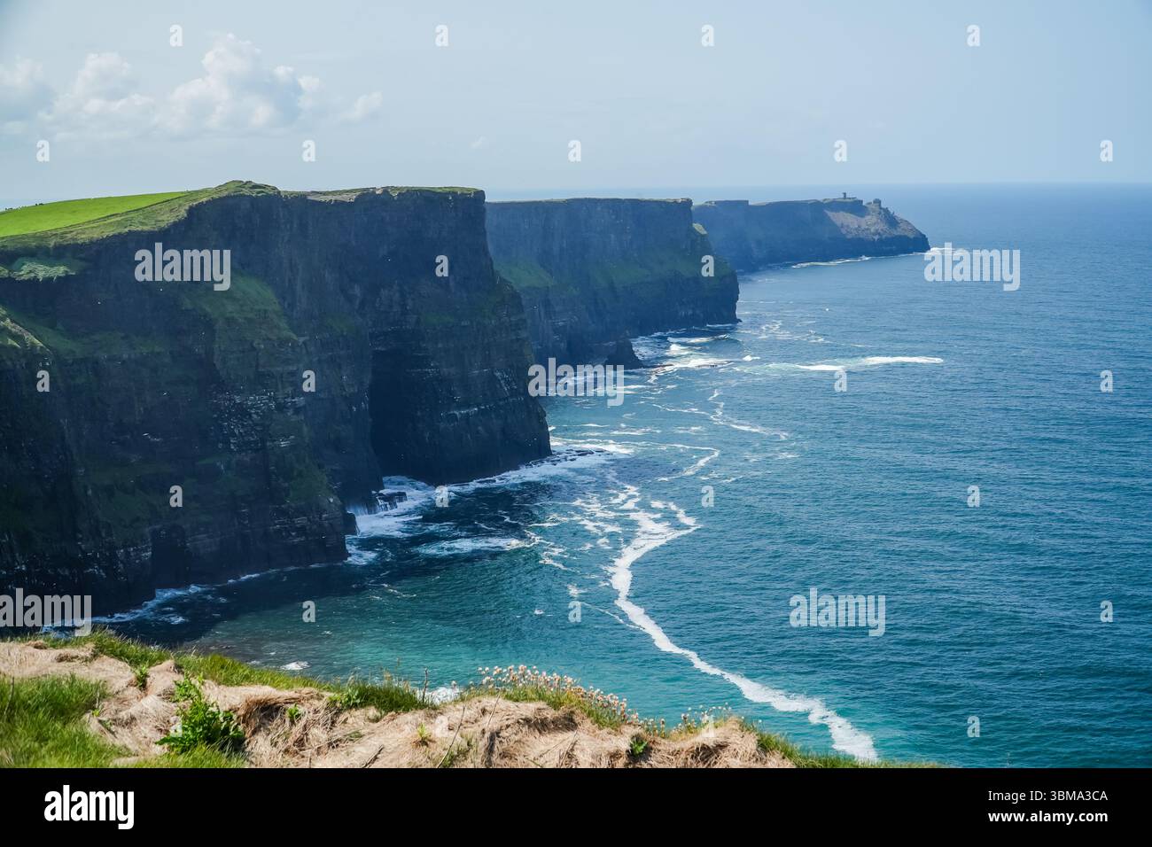 Cliffs of Moher, Irlands beeindruckendes Naturdenkmal, bietet dramatische Ausblicke entlang einer zerklüfteten Küstenklippe, die auf den riesigen Atlantik trifft. Stockfoto