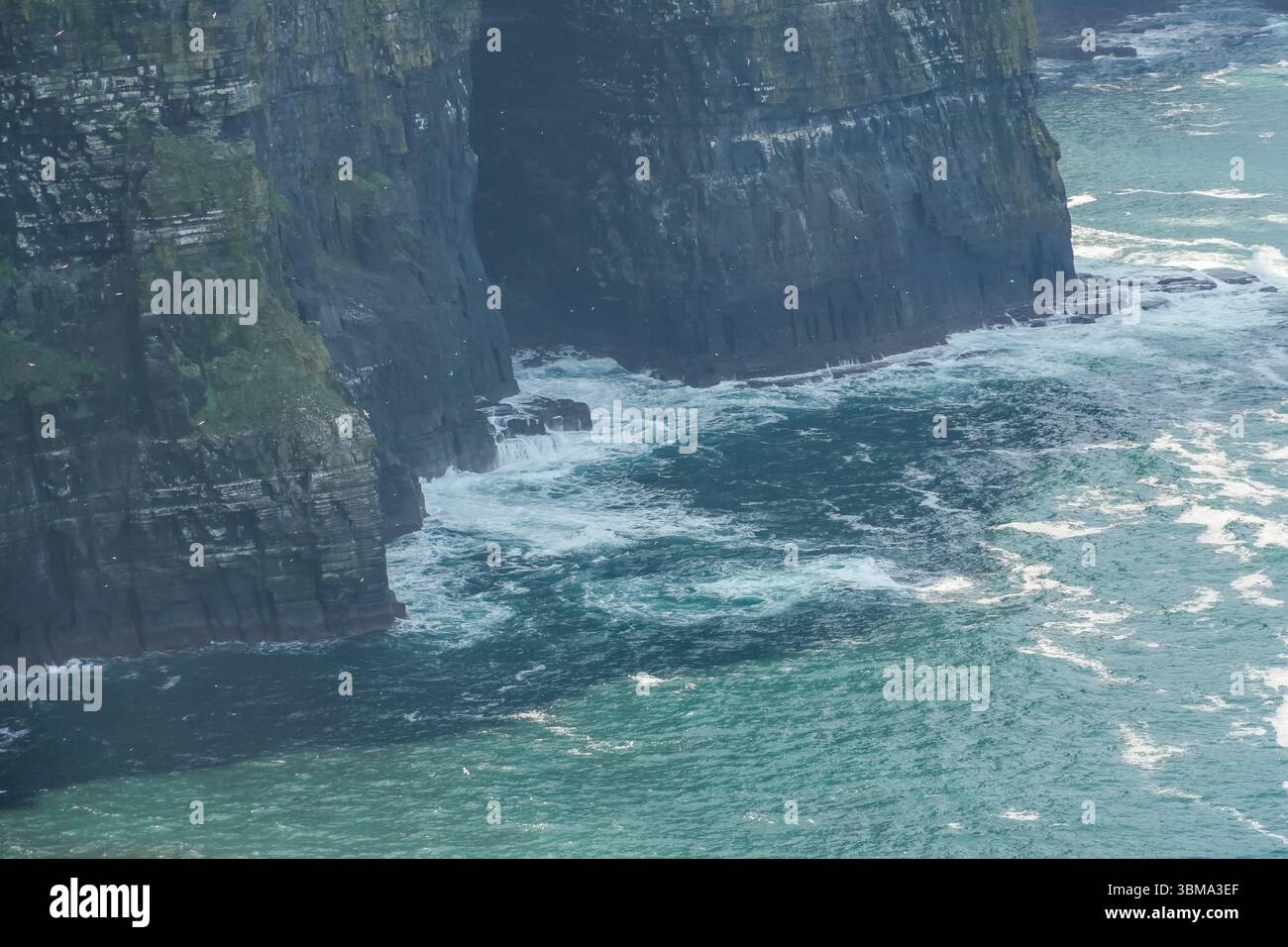 Cliffs of Moher. Zerklüftete Küstenklippen treffen auf den Atlantischen Ozean mit stürzenden Wellen an diesem dramatischen Naturdenkmal in Irland. Stockfoto