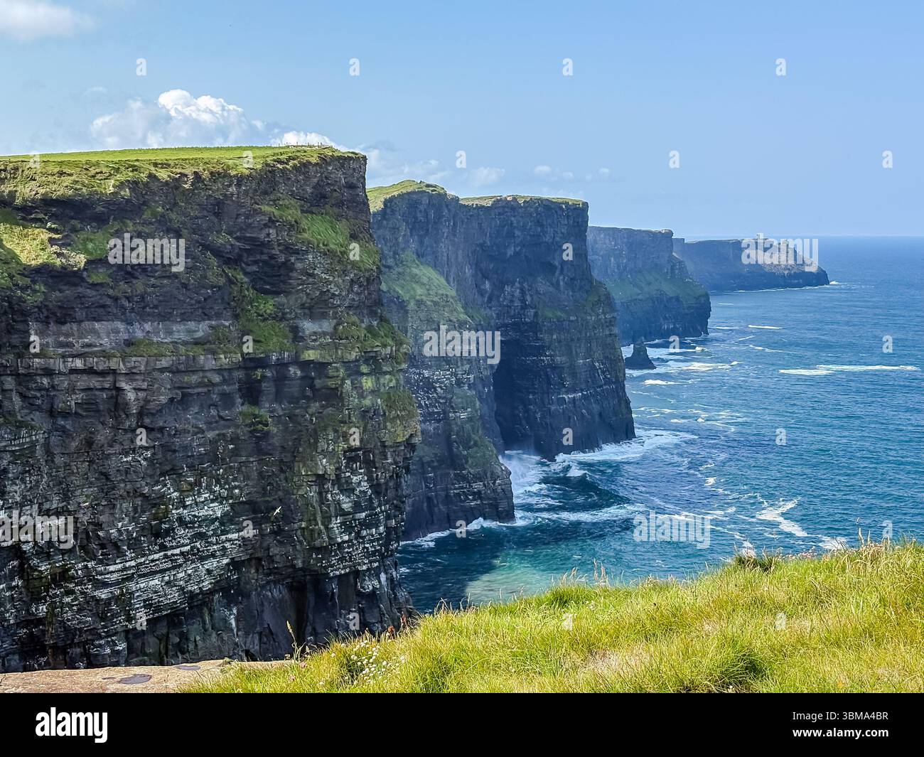 Cliffs of Moher. Ein natürliches Wahrzeichen in Irland mit dramatischen, zerklüfteten Küstenklippen, die in den Atlantik fallen. Stockfoto