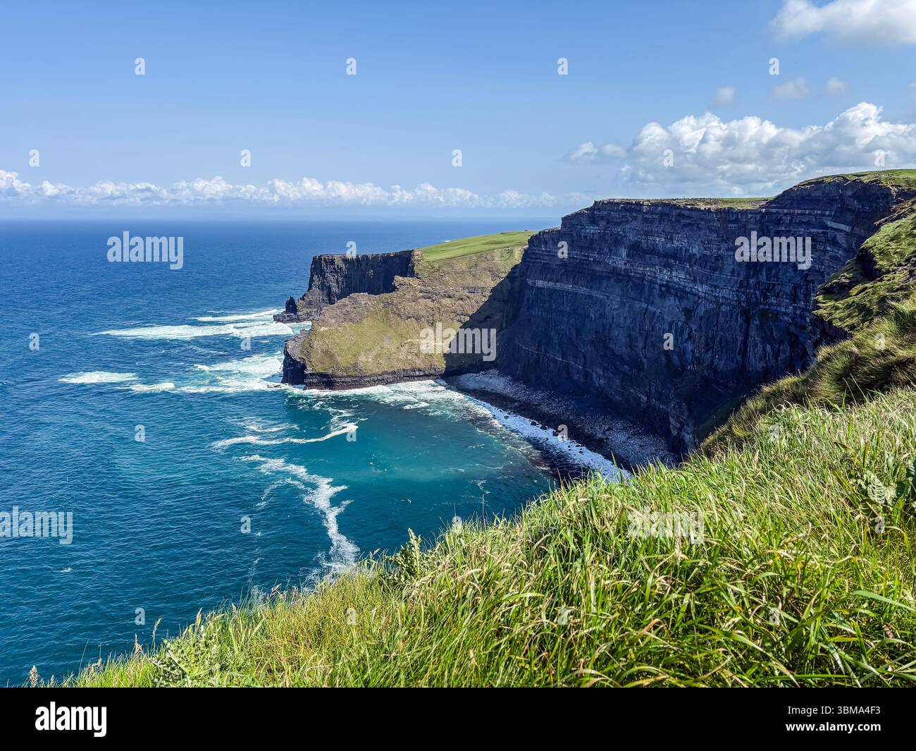 Cliffs of Moher ist ein beeindruckendes Naturdenkmal entlang einer zerklüfteten Küstenklippe mit Blick auf den Atlantik im County Clare, Irland. Stockfoto