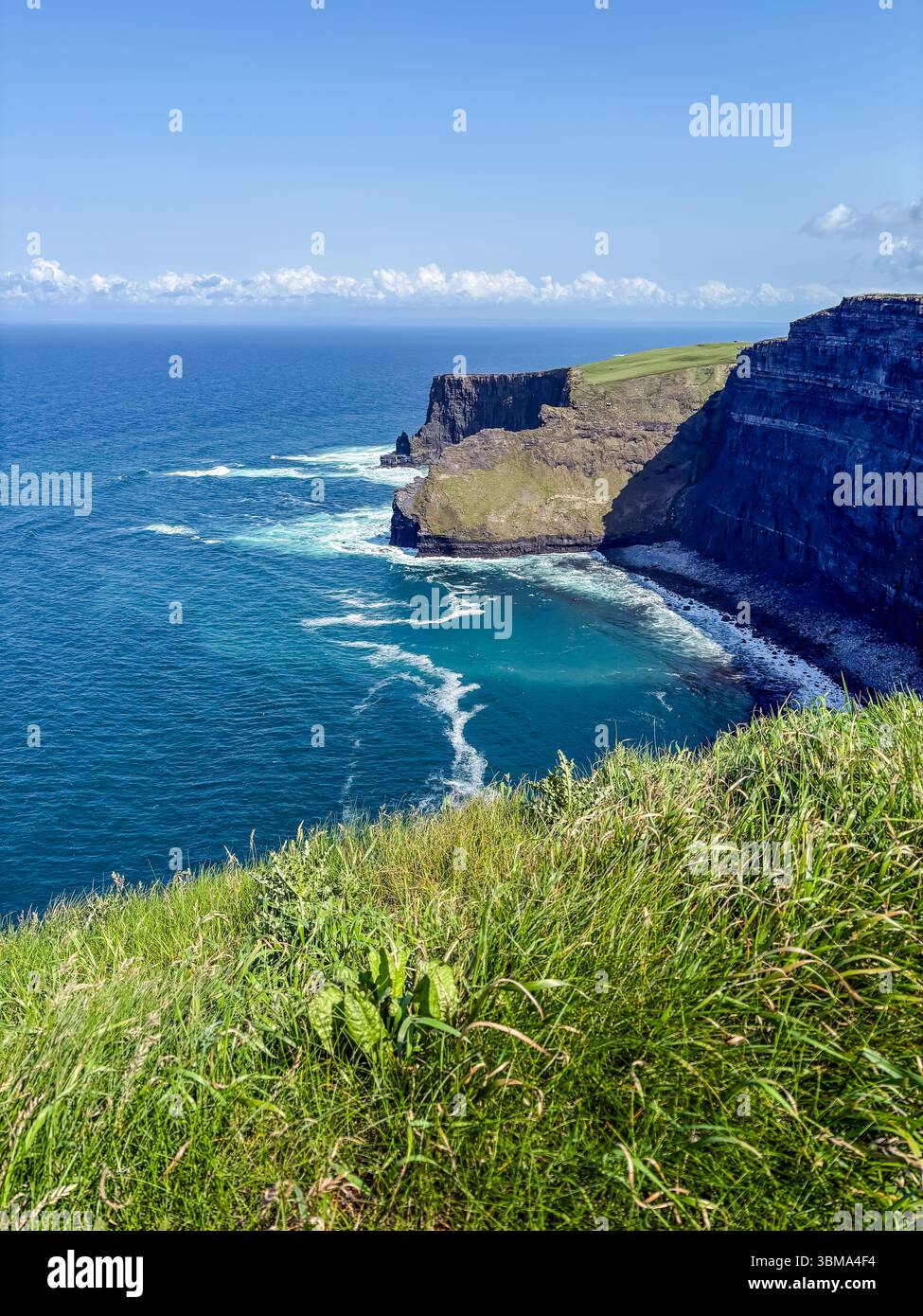 Cliffs of Moher ist ein beeindruckendes Naturdenkmal mit dramatischen Ausblicken entlang einer zerklüfteten Küstenklippe, die auf den Atlantischen Ozean trifft. Stockfoto