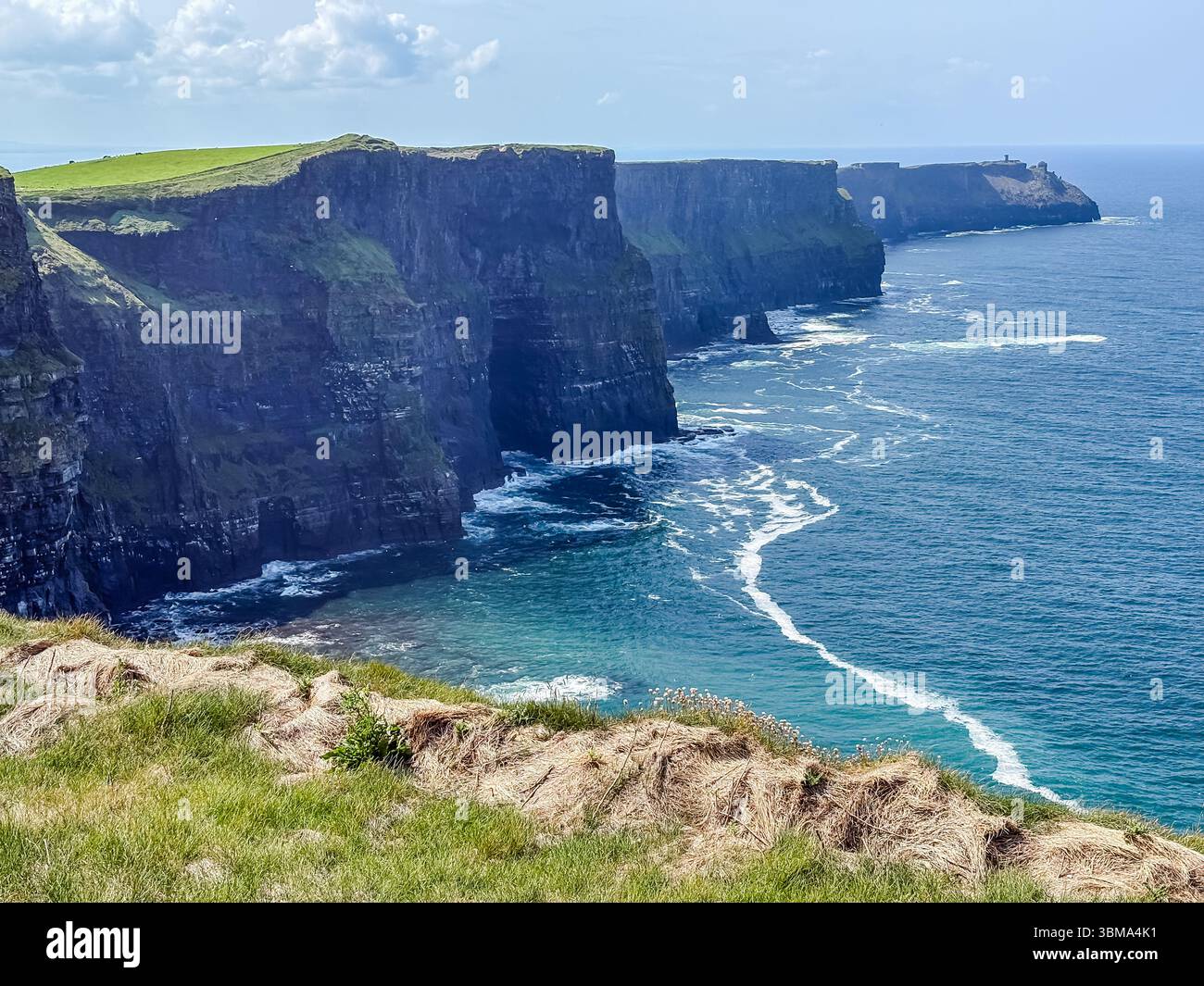 Cliffs of Moher, Irland. Dramatische Küstenklippen entlang des Atlantischen Ozeans, ein berühmtes Naturdenkmal und Touristenziel. Stockfoto