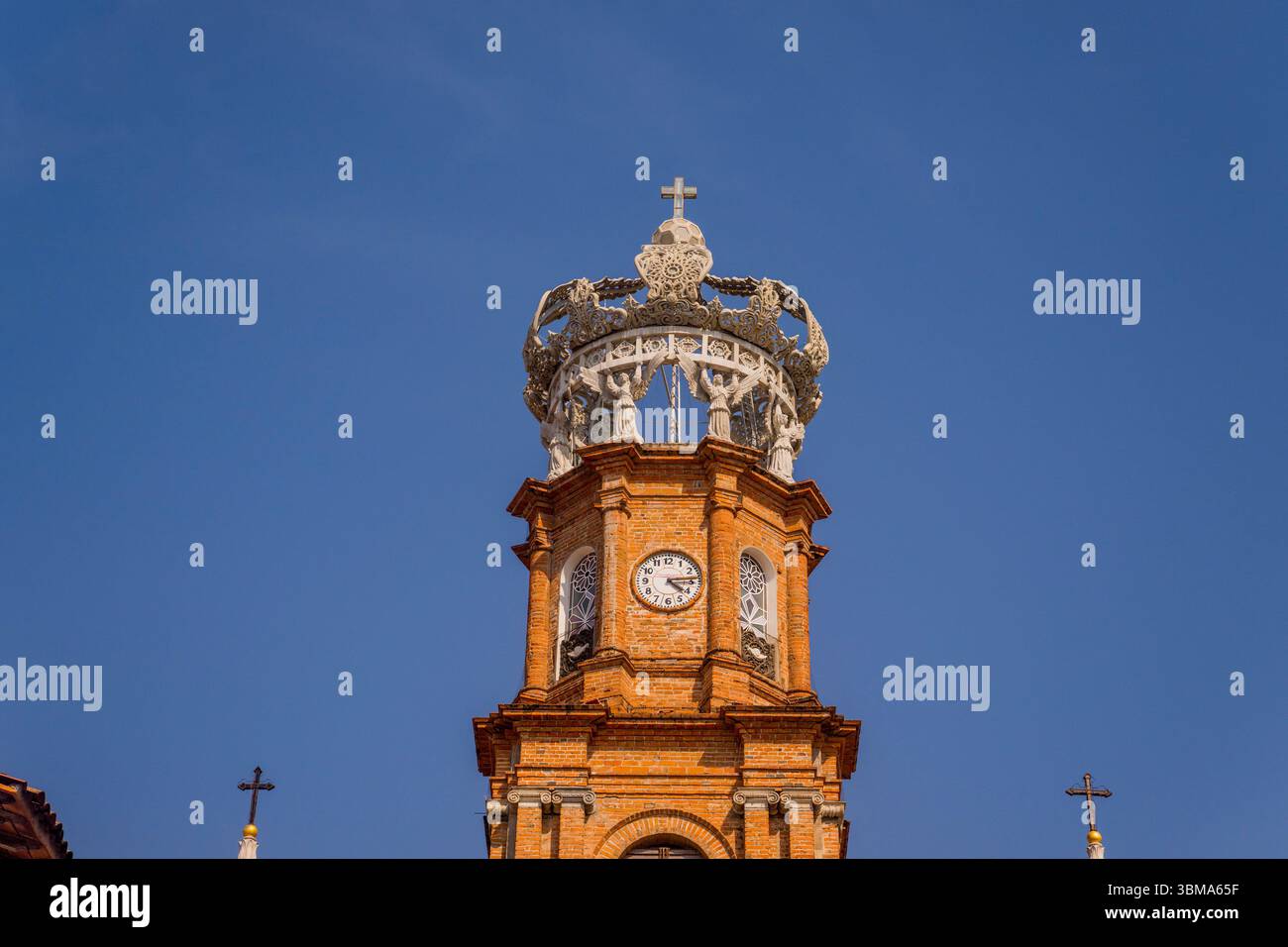 Der Turm der Kirche unserer Lieben Frau von Guadalupe in Puerto Vallarta, Bundesstaat Jalisco, Mexiko. Stockfoto