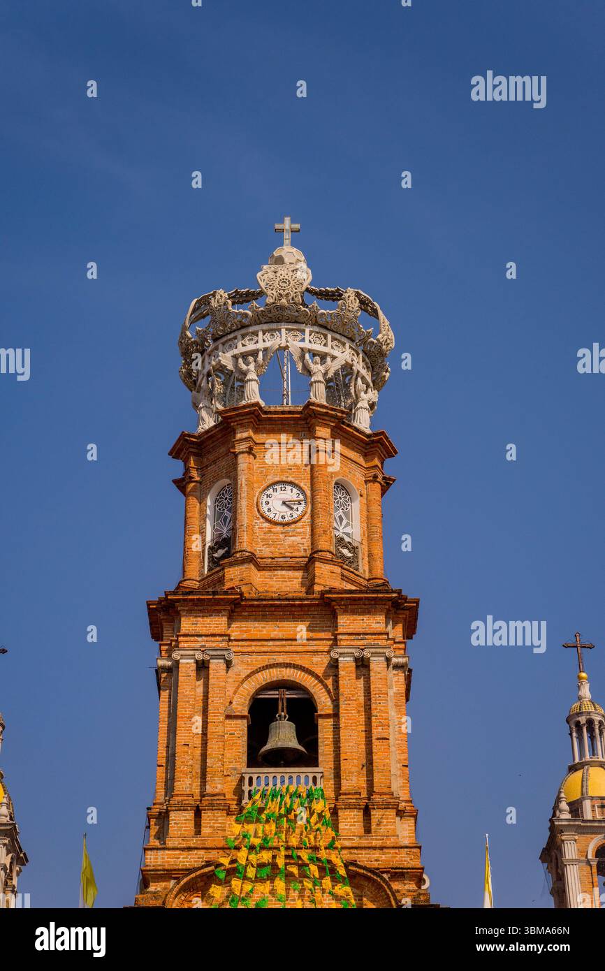 Der Turm der Kirche unserer Lieben Frau von Guadalupe in Puerto Vallarta, Bundesstaat Jalisco, Mexiko. Stockfoto