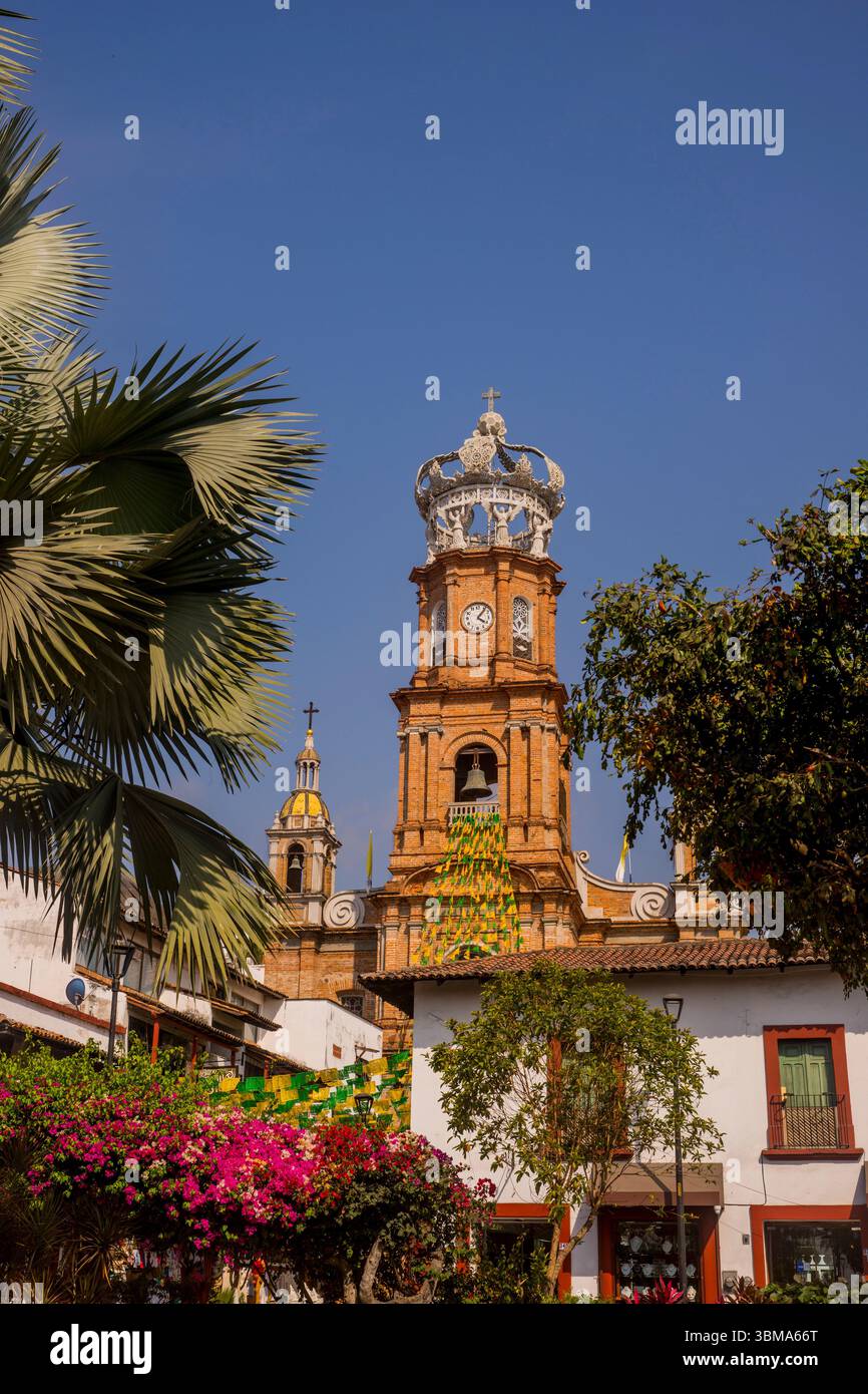 Der Turm der Kirche unserer Lieben Frau von Guadalupe in Puerto Vallarta, Bundesstaat Jalisco, Mexiko. Stockfoto