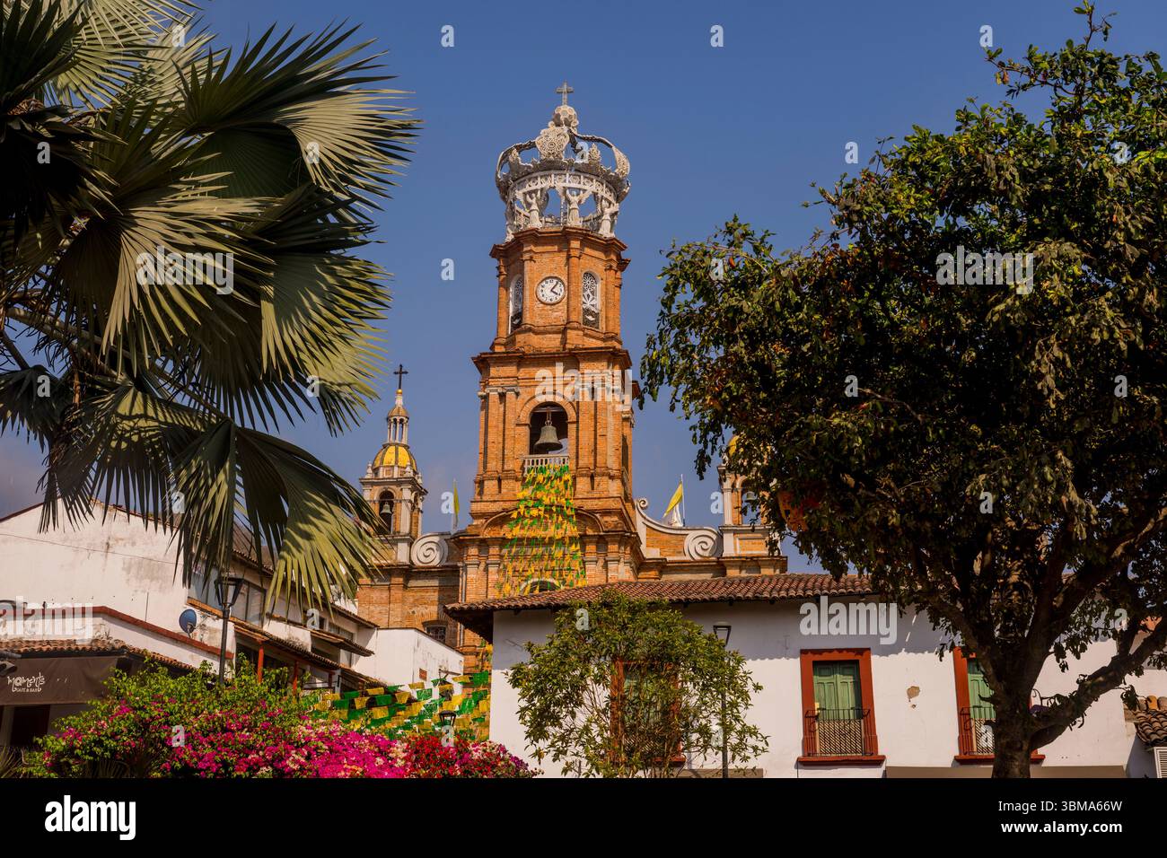 Der Turm der Kirche unserer Lieben Frau von Guadalupe in Puerto Vallarta, Bundesstaat Jalisco, Mexiko. Stockfoto
