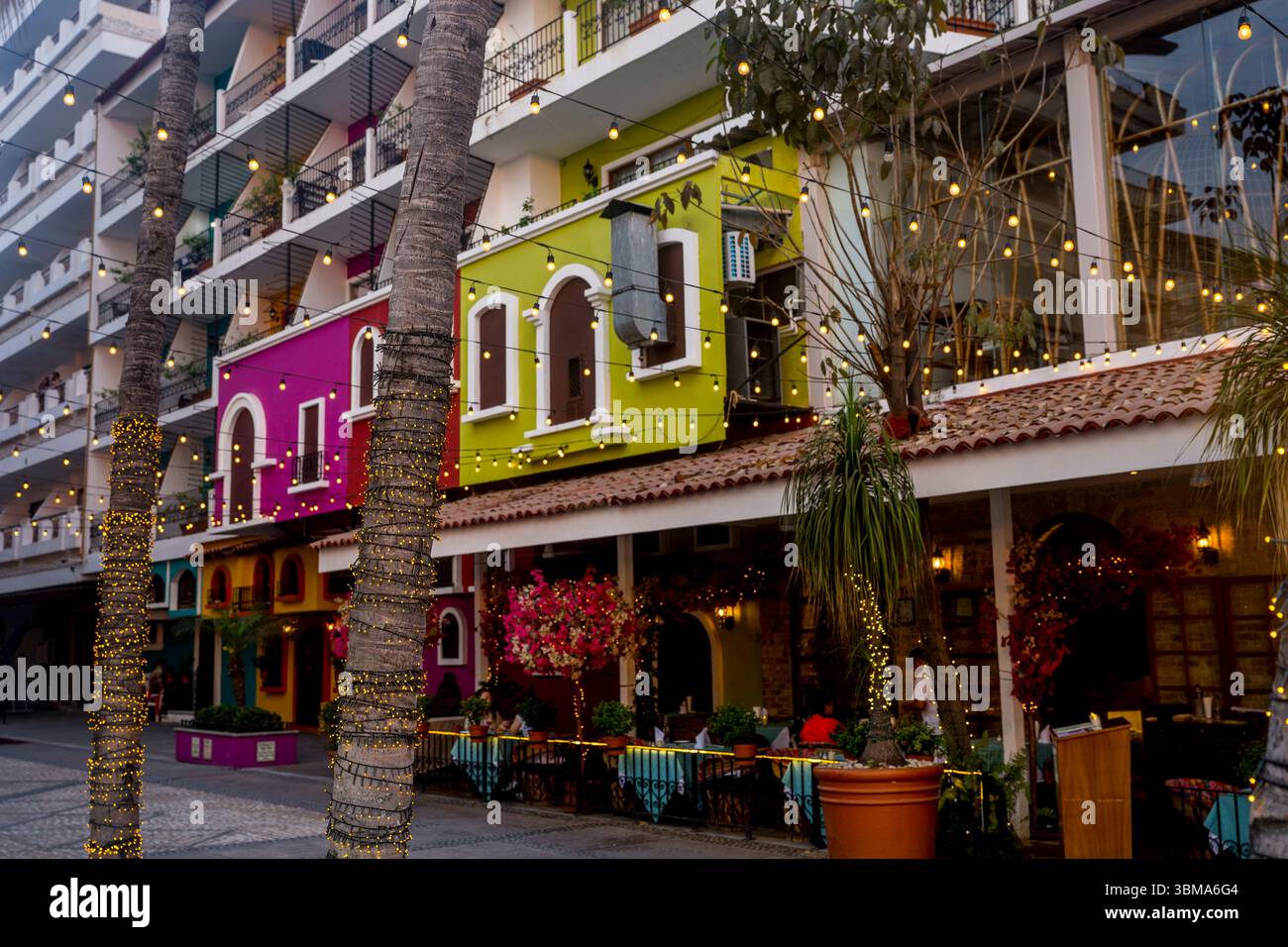 Straßenszene in der romantischen Zone von Puerto Vallarta, auch bekannt als Viejo Vallarta (Altstadt) oder Zona Romantica, in Puerto Vallarta, Bundesstaat Jalisco, ME Stockfoto