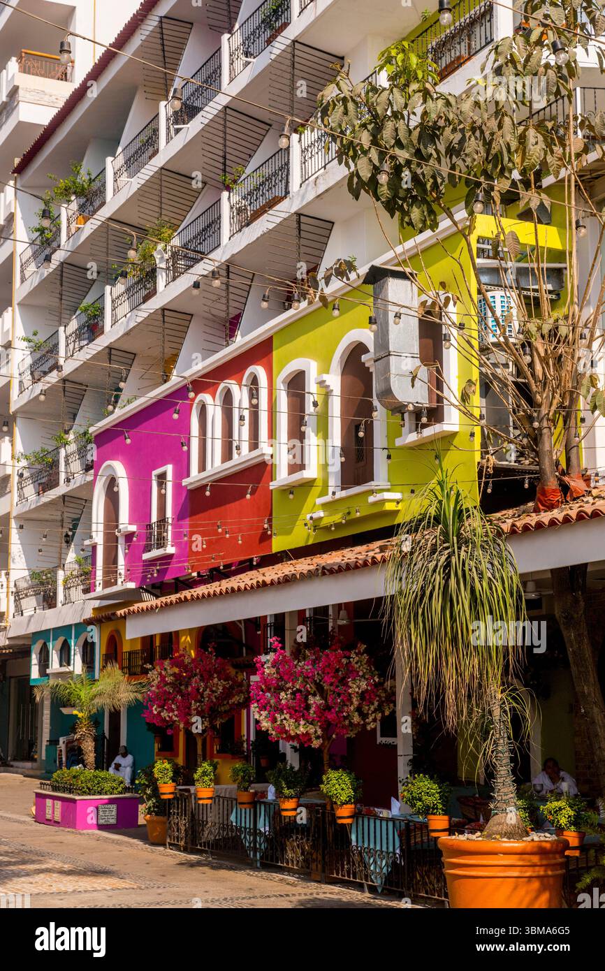 Straßenszene in der romantischen Zone von Puerto Vallarta, auch bekannt als Viejo Vallarta (Altstadt) oder Zona Romantica, in Puerto Vallarta, Bundesstaat Jalisco, ME Stockfoto