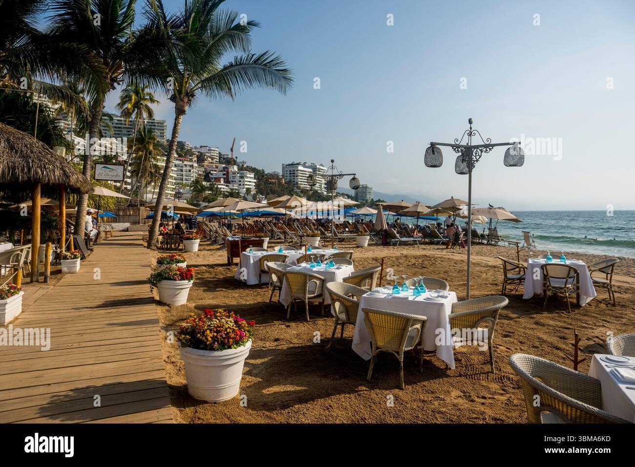 Strandszene am Playa de los Muertos in der romantischen Zone von Puerto Vallarta, auch bekannt als Viejo Vallarta (Altstadt) oder Zona Romantica in Puerto Stockfoto