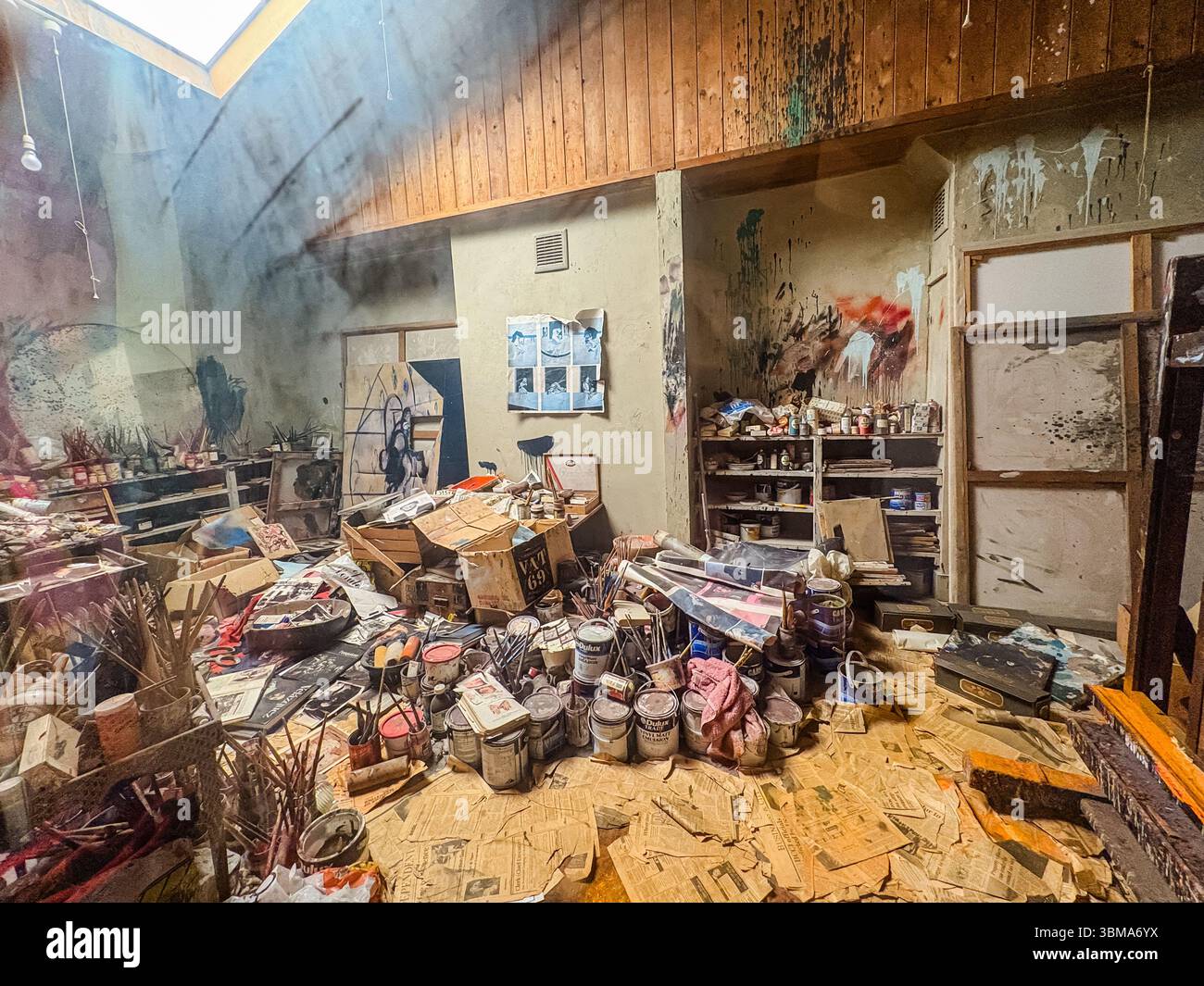 Das Studio Francis Bacon wurde in der Hugh Lane Gallery in Dublin, Irland, nachgebaut. Zeigt den berühmten chaotischen Arbeitsbereich des Künstlers, der mit Materialien gefüllt ist. Stockfoto