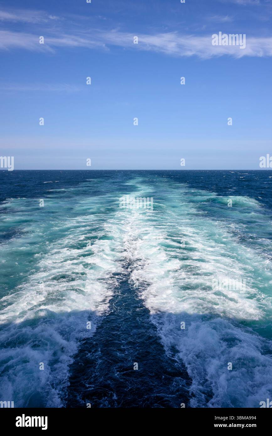 Wasche dich hinter einem Schiff mit blauem Meer und blauem Himmel Stockfoto