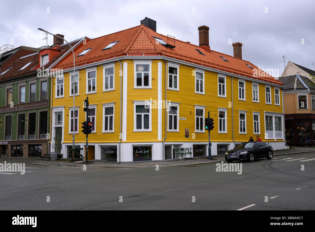 Hellgelbes Gebäude am Søndre-Tor, Trondheim, Norwegen Stockfoto