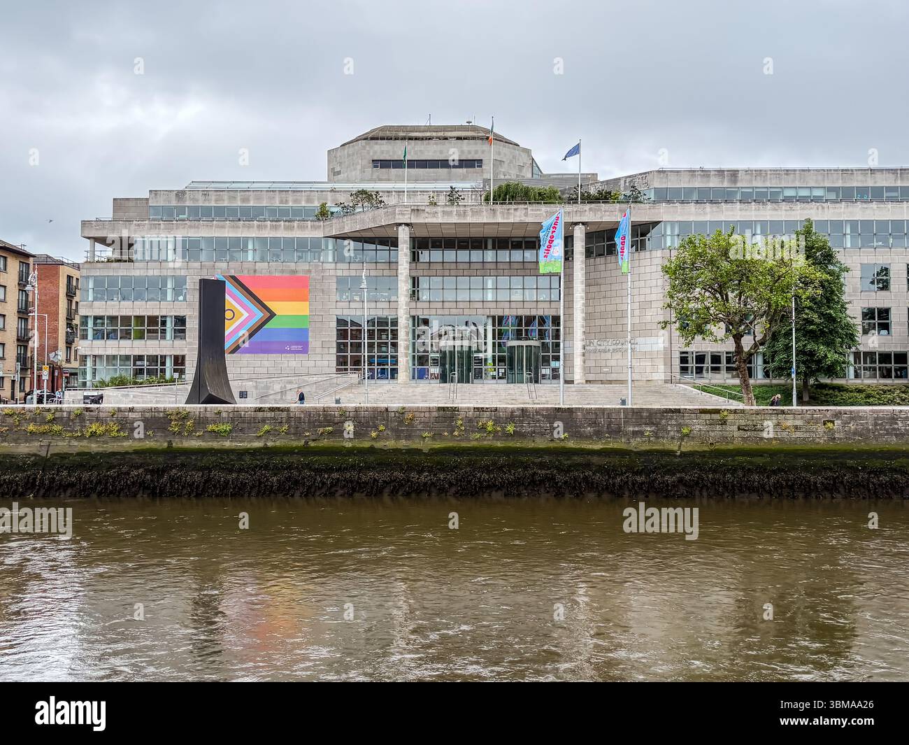 Das Dublin City Council Building ist ein moderner Stadtkomplex am Fluss Liffey in Dublin, Irland. Das Äußere zeigt einen großen Fortschritt-Stolz Stockfoto