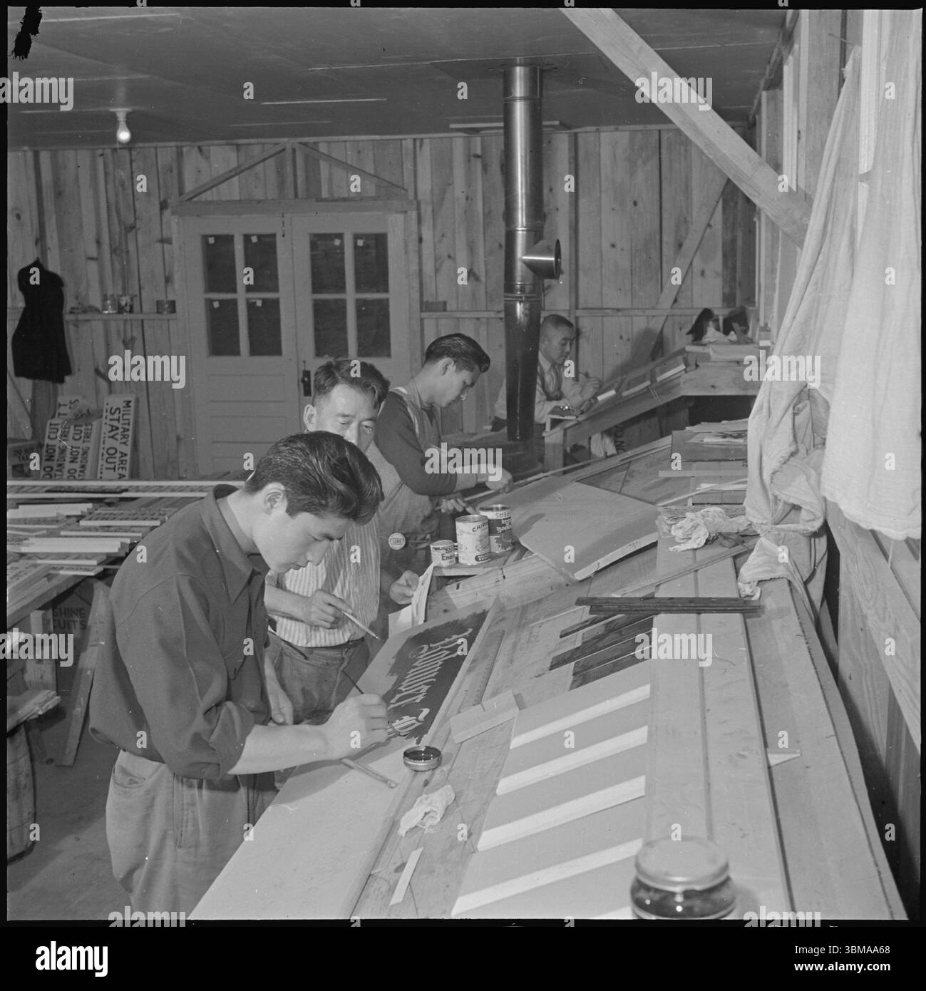9. März 1943. Rohwer Relocation Center, McGehee, Arkansas. Umzugszentrum, das im Zweiten Weltkrieg als japanisches amerikanisches Konzentrationslager genutzt wurde. In der Schilderei im Rohwer Center bereiten erfahrene Künstler und Schildermaler Schildertafeln für die Nutzung im Zentrum vor. . Public Domain - Quelle: National Archives at College Park , Credit: Tom Parker (NARA Record: 4682167) Stockfoto